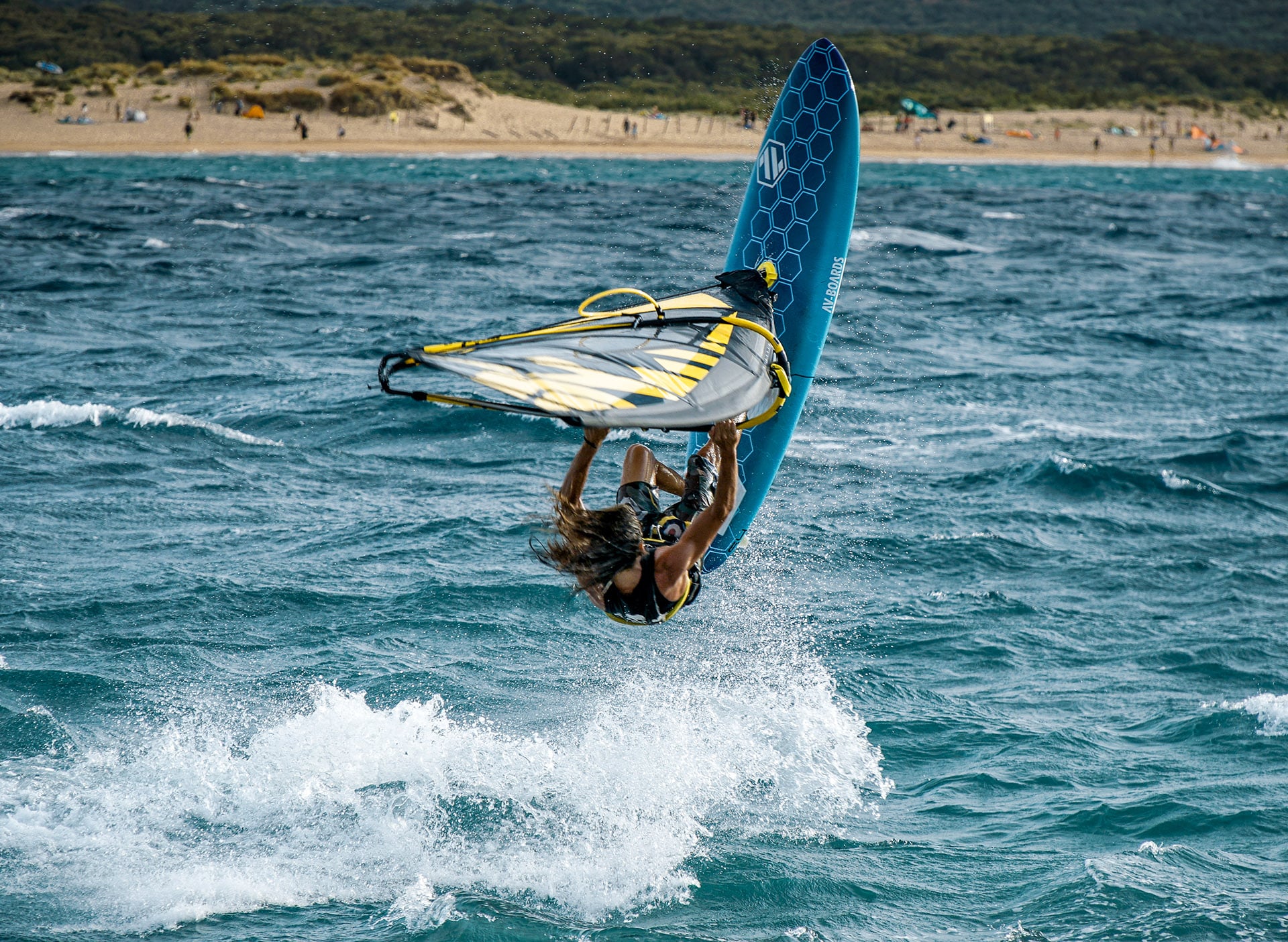 yellow trick obrazek testa slash plachta point7 windsurfing karlin